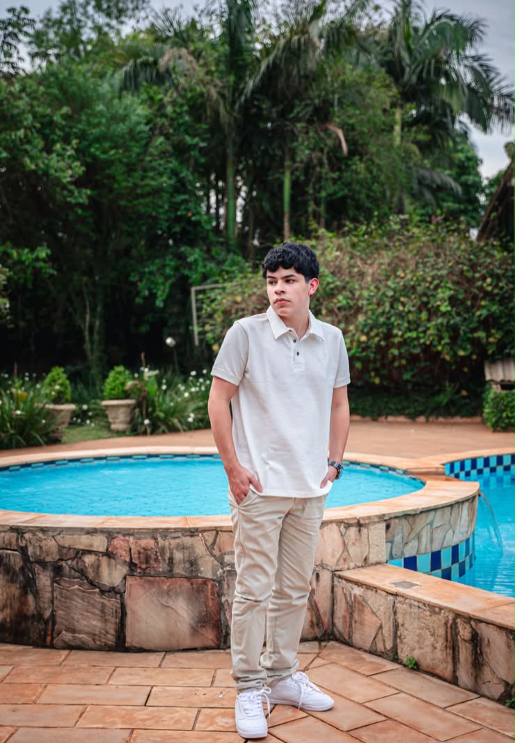 Retrato del egresado junto a la piscina